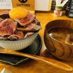 Teppan baru ragu - ステーキ丼＆赤だし(*^o^*)