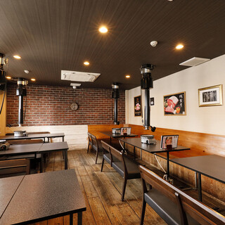 落ち着いた雰囲気のお洒落な店内は貸切OK！テラス席は完全個室