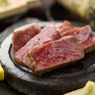 黒毛和牛の牝牛使用◆石焼きや松阪牛100%ハンバーグに舌鼓