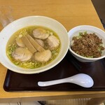 中華そば 弥太郎 - 塩チャーシュー麺　半肉味噌丼