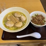 Chuukasoba Yatarou - 塩チャーシュー麺　半肉味噌丼