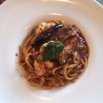 オリーブ キッチン - モッツァレラとナスのラグーソース