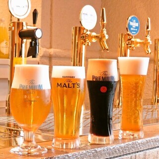 Four types of draft beer taps & over 100 kinds of cocktails available!