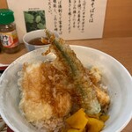 Tsunagi An - 本日の天丼。ネタは、穴子(骨無し、臭み無しで合格)、獅子唐、ヤングコーン、茄子、かぼちゃと夏の布陣。美味しく頂きました。