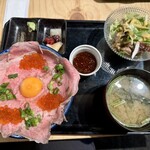 みなと巻き寿司ツキウ食堂 - 料理写真:牛肉とイクラの乱れ丼¥1380