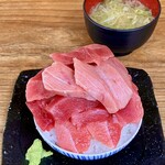 Isohama Gyogyou - 金曜ランチ10食限定マグロ300g丼1280円