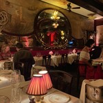 Maxim's - 店内、早い時間で客席はまだ埋まってません。