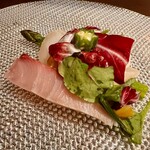 和フレンチバル村塾 屋根裏 別邸 - 瞬間燻製した鰤、ホタテのミキュイ