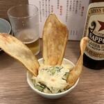 酒場 ヒナタ - ポテトサラダにはポテトチップが4枚刺さっていますが、1枚どかしての写真です。