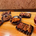 本通 地鶏 居酒屋 作 - 