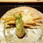 神楽坂 石かわ - 白魚とたらの芽の天ぷら