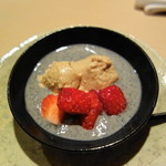 神楽坂 石かわ - 苺、黄粉のムース　黒豆のソース