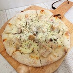 イタリアンダイニング ディレット - チキンとキノコのホワイトピザ