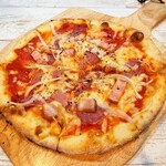 イタリアンダイニング ディレット - ベーコンとサラミのピザ