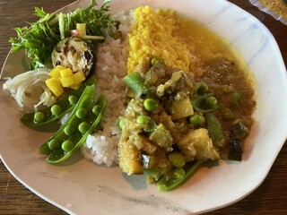 KIRI CAFE - 霧の野菜カレー並1200円。自家栽培で採れた野菜をふんだんに使った優しい味わいのするカレーです。辛さは全くありません。野菜盛り盛りですごく満足です。