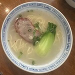 Shinki - ランチセットについてくる半ラーメン。(こちらは日本麺)