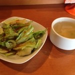 26号くるりんカレー - ランチのサラダとスープ