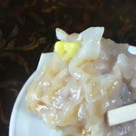 新華苑 - 練りからしを付けて餃子のタレでいただきます。