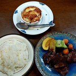 ビーフ亭 - 本日のおかませ　牛サガリのカットステーキと若鶏のトマトソースチーズ焼　1500円　