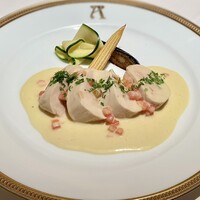 アピシウス - スペイン産ブーレ・ジョーヌ胸肉の野菜詰め
                    ぺルノー香るクリームソース