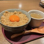 鳥光國 - 鶏そぼろご飯とスープ。漬物も付