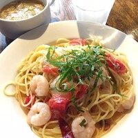 渋谷アチェーゾ - 海老とフレッシュトマト・大葉のペペロンチーノ　1,000円