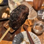 Osashimi To Kushiyaki Hige - 鹿肉つくねのアップです。見た目は焦げていますが、これがちょうど良いんです。なまら美味いっす！