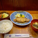 源氏 - 料理写真:シンプルにサラダがうまいのも嬉しい