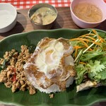 路地裏のタイ料理とお酒 バナナ食堂 - 