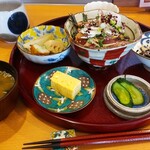 手作り和食 つぐみ - こでまり膳～日替わり丼ぶりと彩小鉢膳～かつおのタタキ丼　1,650円