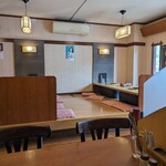 焼肉やまと - 店内。いつも相方がこっち側なので久しぶり