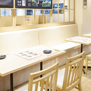 お一人様からグループまで歓迎！和の趣も感じる落ち着いた空間