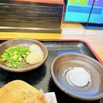 手打ちうどん 大蔵 - ネギとらっきょうは別皿にて☆
      塩は、かしわ天用に