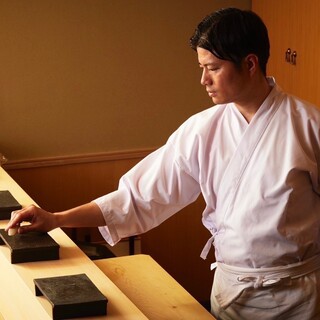 江戸前技法の極上の一貫と日本らしさを届ける店主【髙田氏】