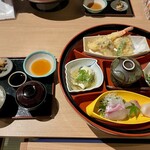 神戸温泉 創作ダイニング蒼 - すずらん御膳（2,000円）の蓋を取り、全容を。