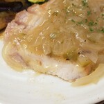 キッチン ブルー グローブ - 豚ロースソテーの断面