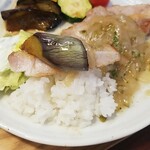 キッチン ブルー グローブ - ロースソテーの上に茄子