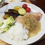 キッチン ブルー グローブ - ご飯、サラダを乗せて