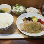 キッチン ブルー グローブ - 豚ロースソテー　シャルキュティエールソース