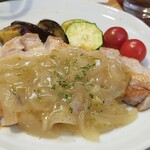 キッチン ブルー グローブ - 正面から、好みのシャルキュティエールソース、玉葱が見えます