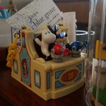 キッチン ブルー グローブ - レジ横のムーミン