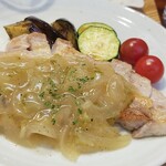 キッチン ブルー グローブ - 反対側から、シャルキュティエールソースもタップリ！