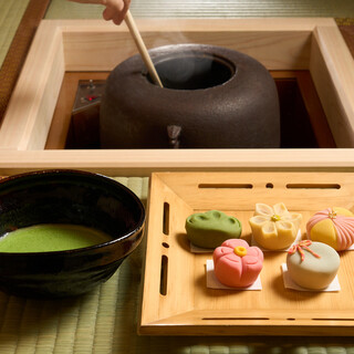After the sushi course, enjoy matcha green tea and sweets in the tea room.