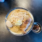 RAMEN HITONI YASASHIKU - 【国産豚ラーメンtpアブラ×ニラ辛】