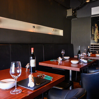 A chic interior with a black motif. Enjoy a relaxing and enjoyable meal.