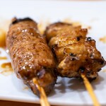 もつ焼き ふじ井 - 2024.5 つくね（220円）、鶏皮（198円）