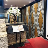 銀座ブルーリリー ステーキ＆チャイニーズレストラン - エスカレーターを降りた地下一階の入口　お店は更に右手の階段を降りたところにあります