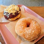 HOWDY DONUTS - キャラメルアーモンド(左)、シュガー(右)