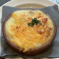 GARB pintino - エゴマ豚チョリソーとブロッコリー ポムピューレのオーブン焼き
                    