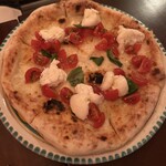 トラットリア ラ タルタルギーナ - ブッラータチーズのピザ